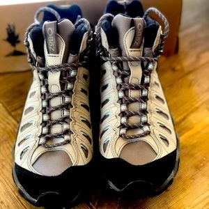 OBOZ Women’s Sawtooth Hiking Boots Sz 8 NIB